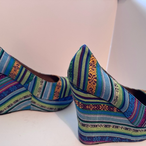 Beautiful, fun, and colorful shoe. Great with jeans. Size 10, 5 in wedge. - Picture 7 of 8